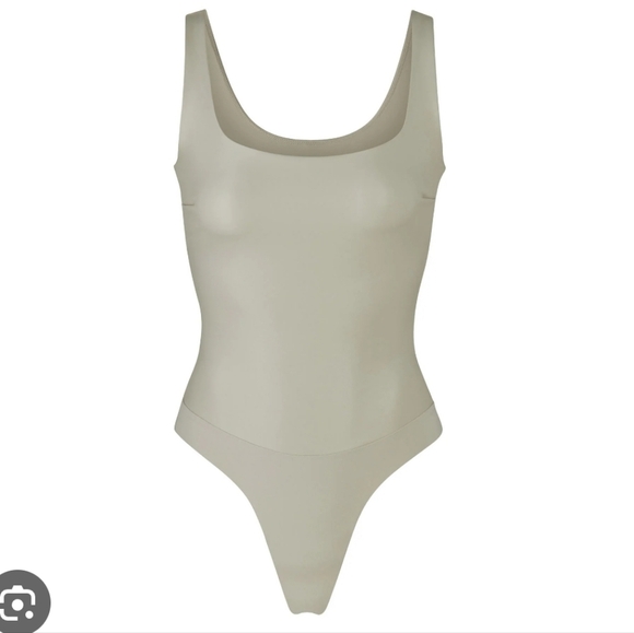 NWT SKIMS FAUX LEATHER SCOOP BODYSUIT IN SHELL SIZE XXS
